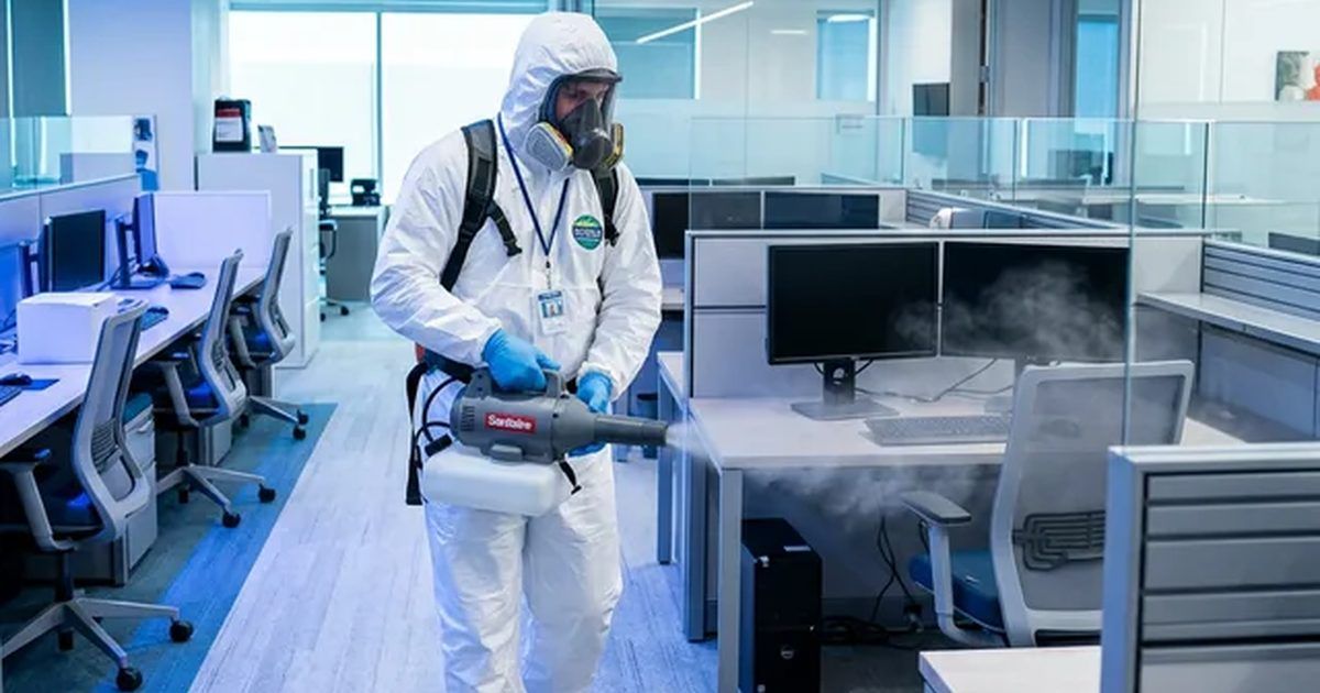 Dos técnicos con buzo integral aplicando tratamiento por nebulización