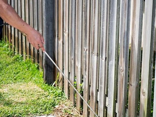 Tratamiento de barrera perimetral a lo largo de la valla de un jardín