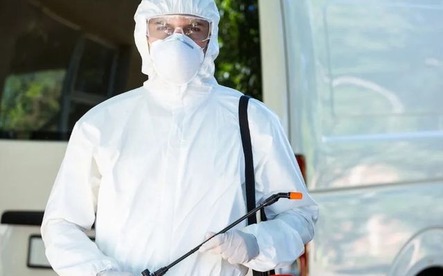 Furgoneta de control de plagas y técnico para intervención urgente