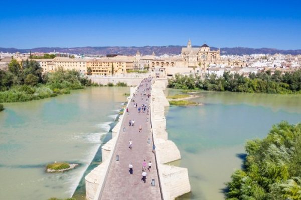 Vista aérea del puente romano y el casco histórico de Córdoba