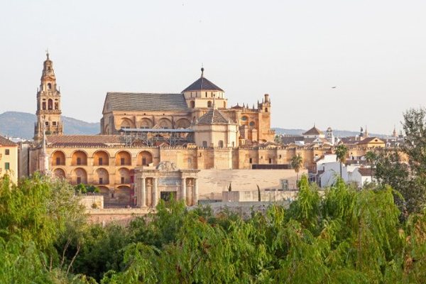 Mezquita-Catedral de Córdoba entre la vegetación de la ribera del Guadalquivir