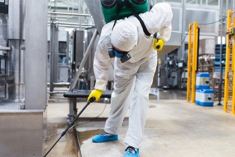 Técnico con EPI tratando el suelo de una industria de Puente Genil, Córdoba